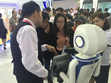 银行业首个实体智能机器人小e机器人
