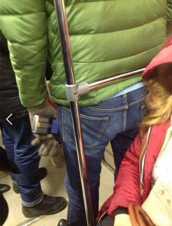 俄小偷地铁内用支付终端扫乘客信用卡隔空偷钱