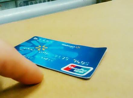 信用卡变弯了还能使用吗？