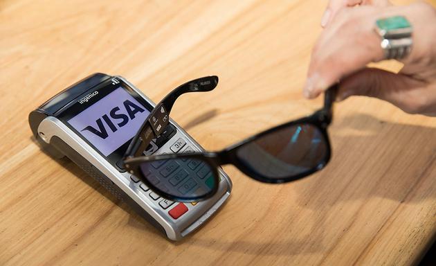 信用卡公司Visa推出太阳镜: 有NFC支付功能